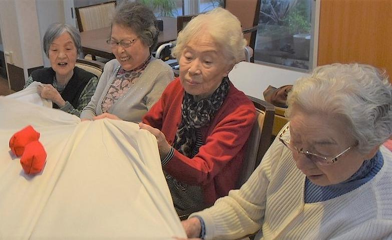 玉転がし～皆様で協力～