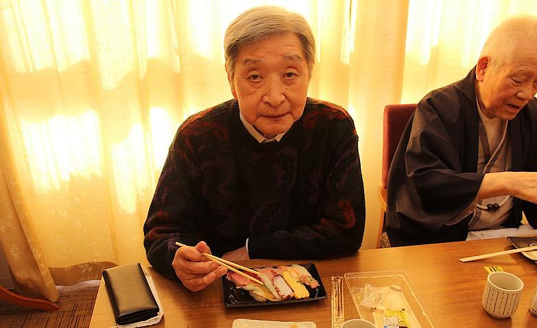 「出前でもとりましょうか」