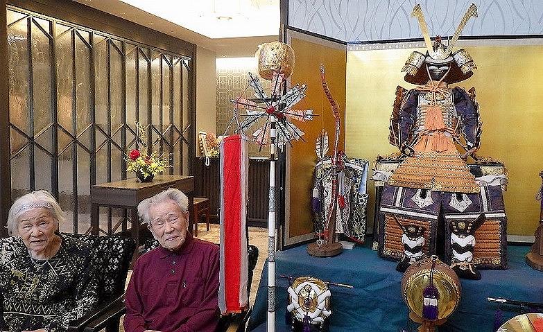 五月人形と記念撮影