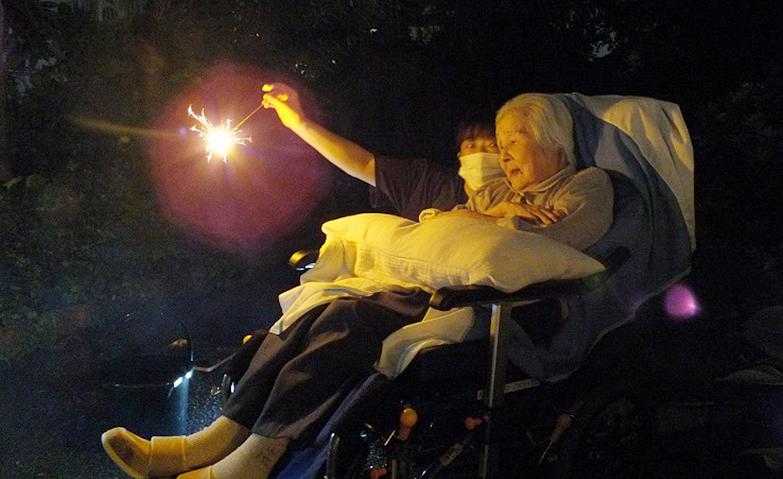 夏祭りのあとの花火			