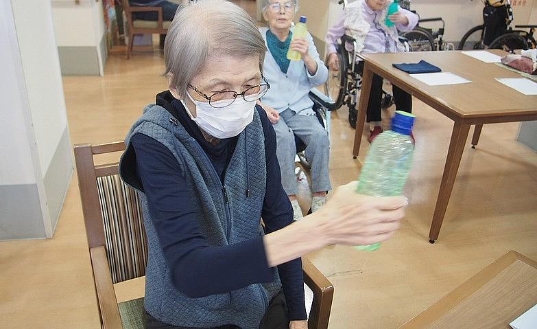 ペットボトルを使って体操