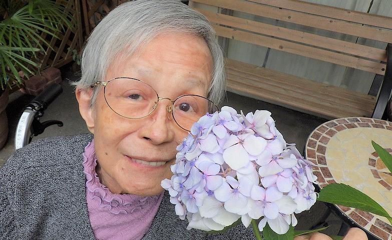 ホームの前でアジサイ鑑賞			