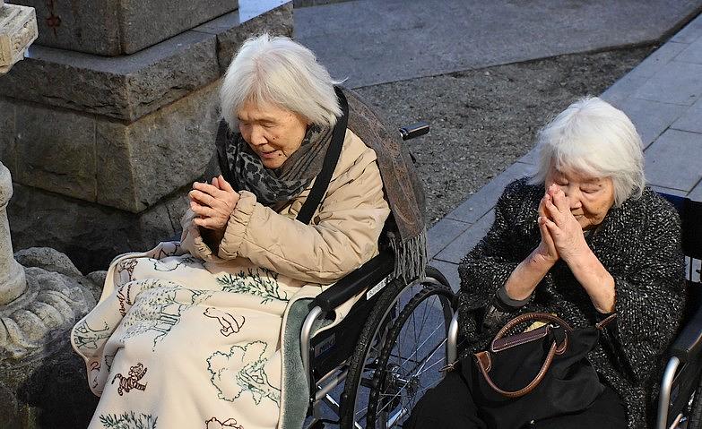 姉妹でいっしょに初詣へ			