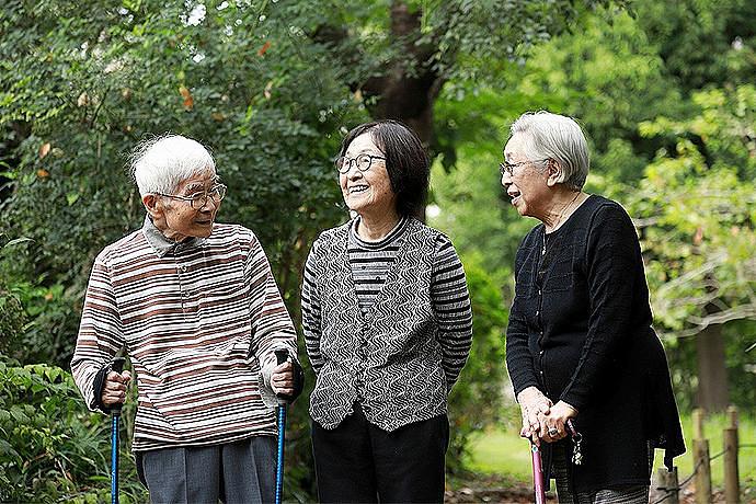 公園を散歩されているご入居者様