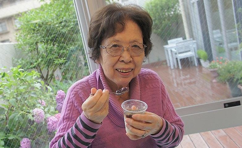 雨に映えるアジサイと涼やかゼリー