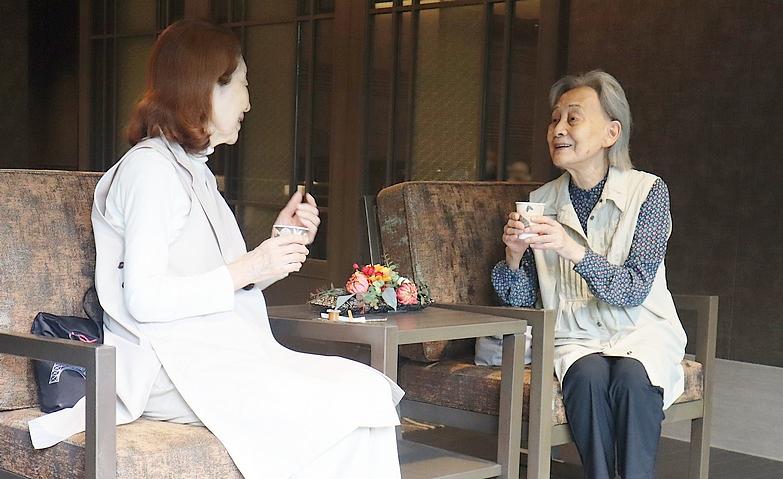 会話に花咲く午後のティータイム