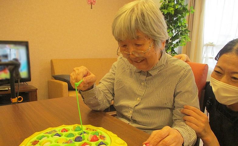 慎重に、慎重に！魚釣りゲームに挑戦