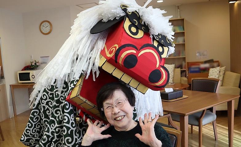 獅子にかまれて笑顔に