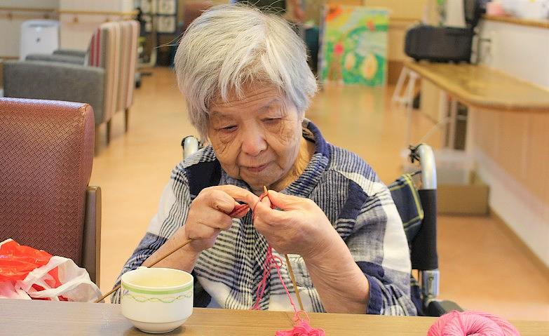 趣味の編み物を大切にされる時間