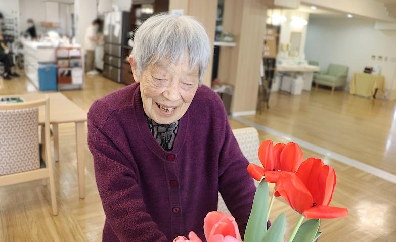 チューリップとともに咲く笑顔
