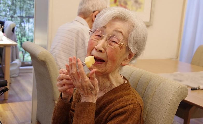 スタッフ考案アクティビティ～リンゴの食べ比べ