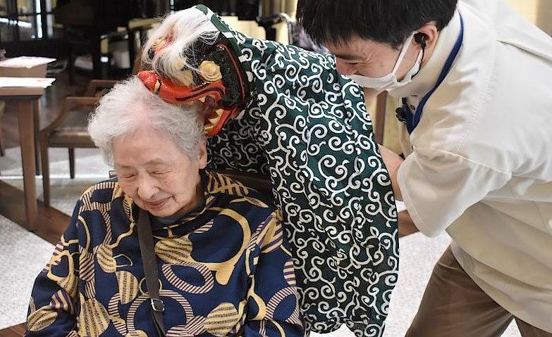 守り神、獅子舞