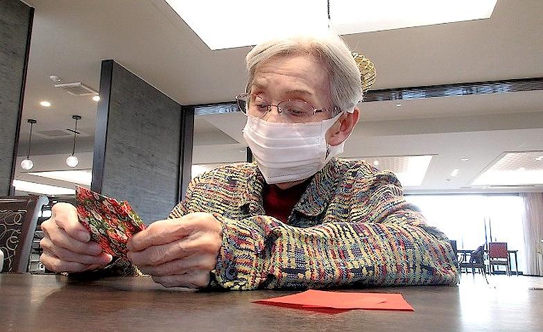 折り紙でだるま作り