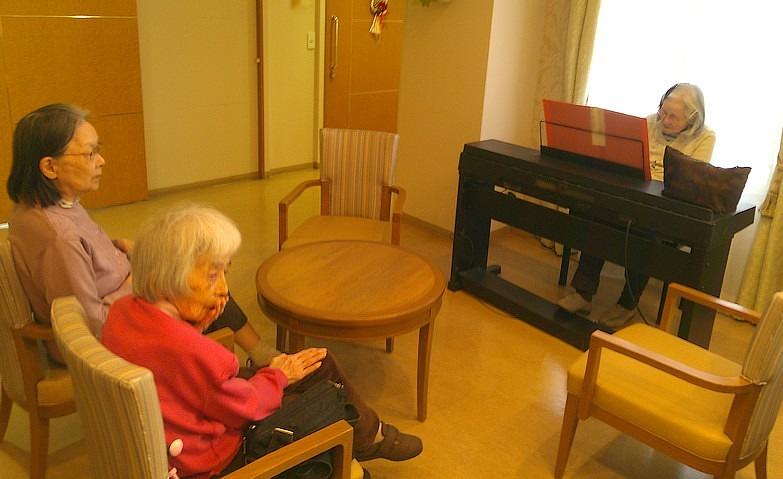 お仲間を前にピアノ演奏会