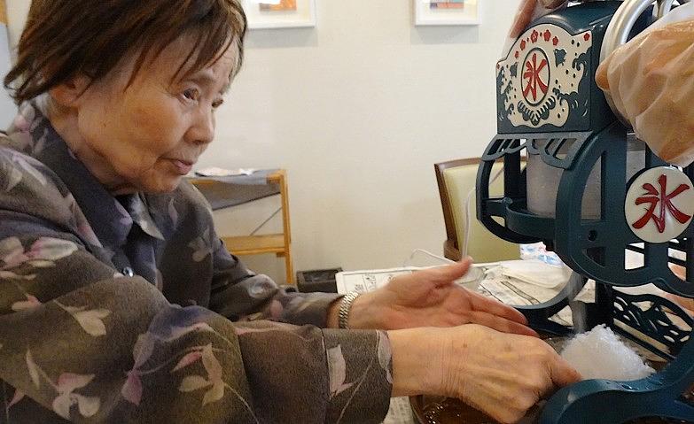 氷のキャッチに全力で集中！