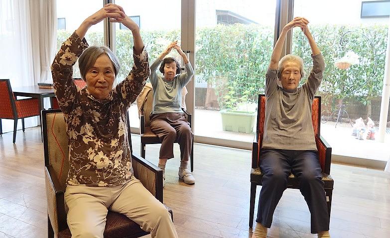 日差しを感じながらストレッチ