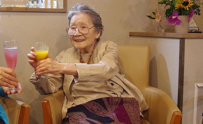 豪快に飲んで笑って