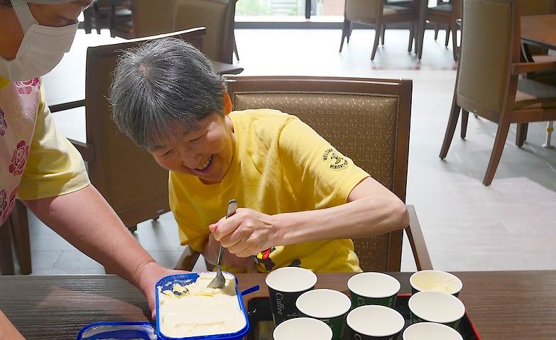 みんなで力を合わせて抹茶ドリンクづくり