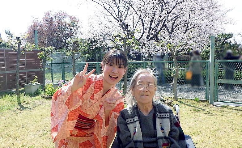 笑顔で桜と記念写真