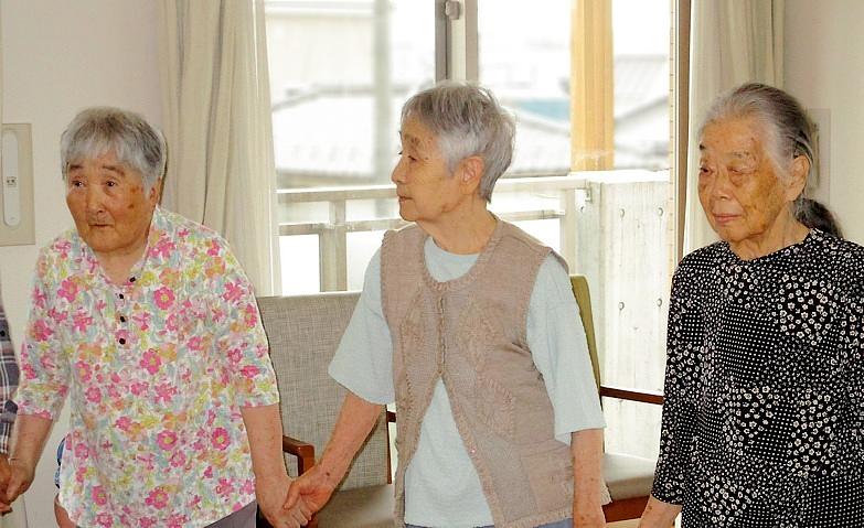 手をつないでレッツダンス！