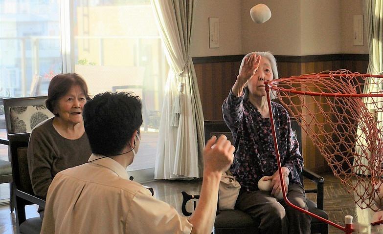 運動会～上手にかごに入るかしら？～