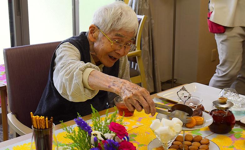 お菓子と紅茶で優雅な昼下がり