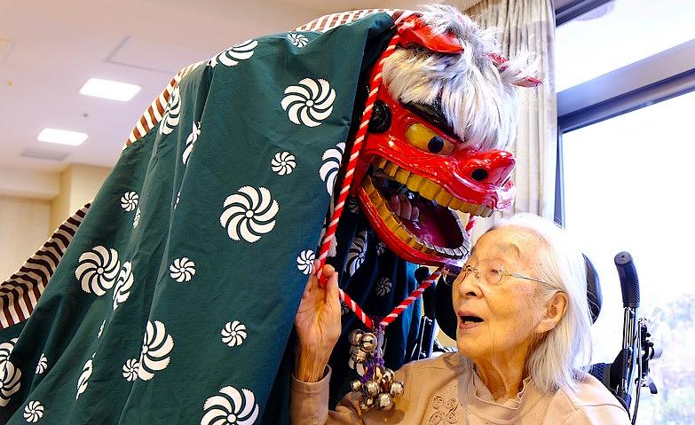 お正月～獅子舞の頭噛み～