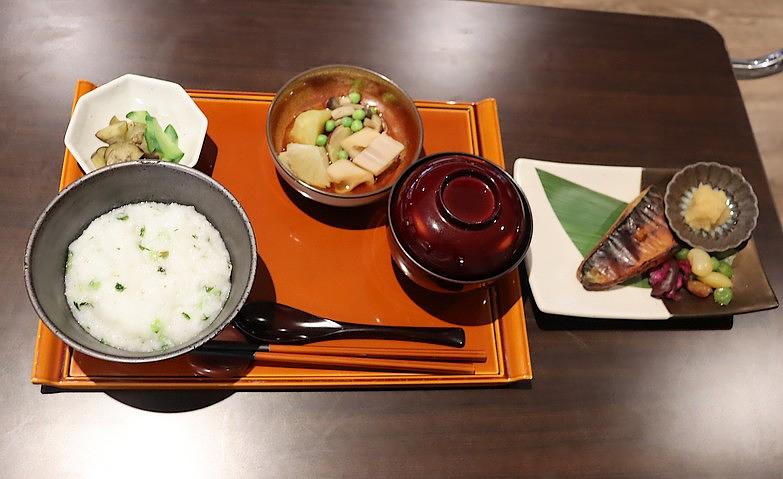ホームでも七草粥を