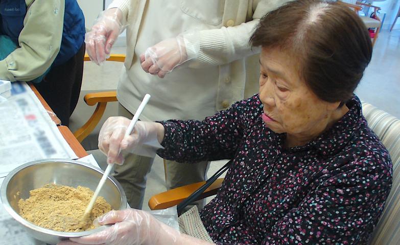 きなこで駄菓子作り