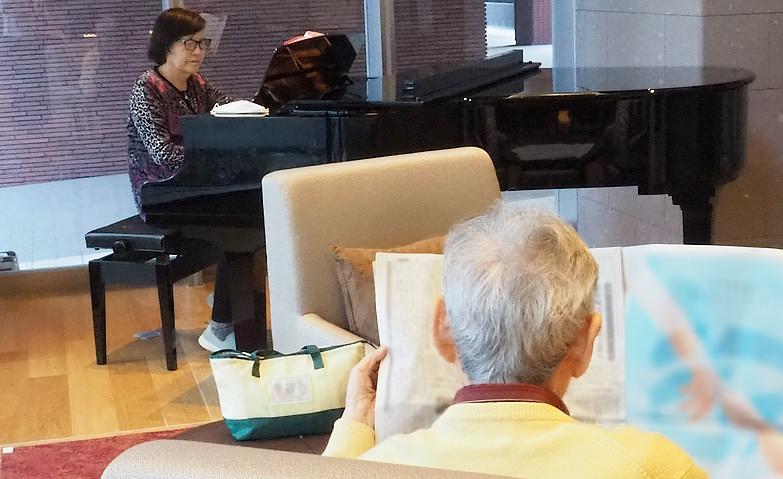 ピアノ演奏～見守る旦那様～