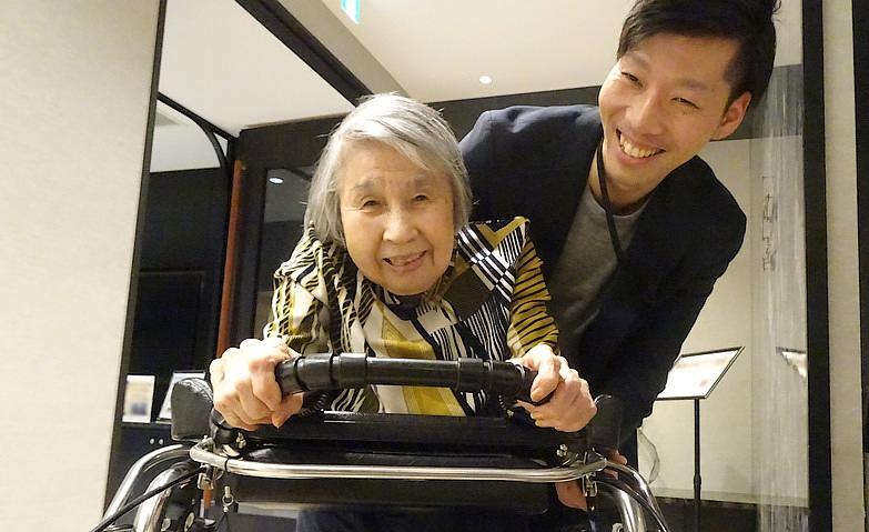 「一緒に歩くと楽しいわ」