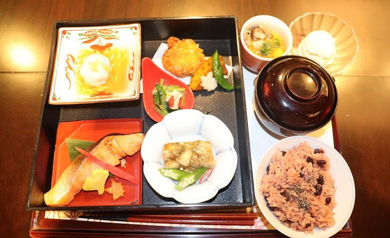 ～秋の味覚満載～「お祝い弁当」			