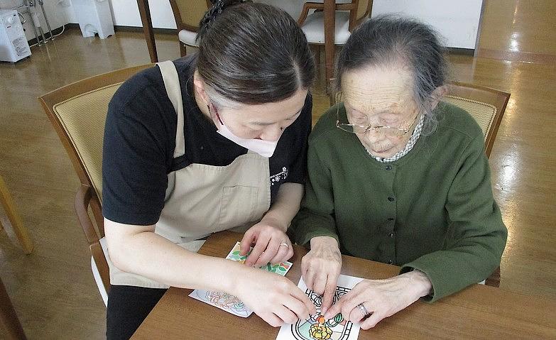 シールを貼って飾りづくり