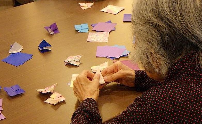 折り紙の「紫陽花」で、はなやかに