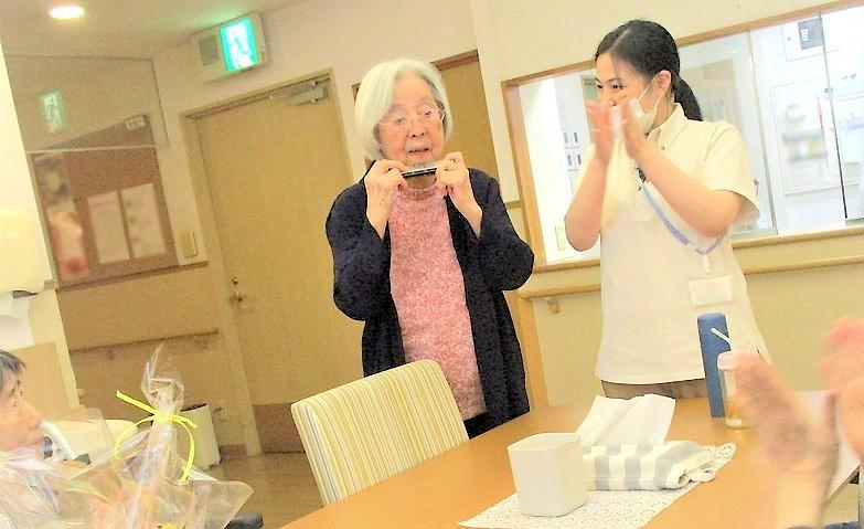 お誕生日のハーモニカ演奏