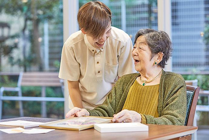 母が楽しんで絵を描く姿が見られるように― 「やりたいこと」を引き出してくれるホーム