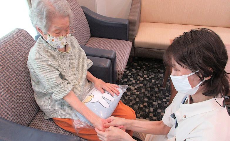 手のもみほぐし～ふれあい時間～