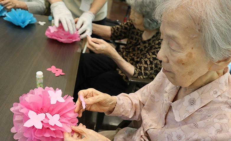 色とりどりに咲く手作りのアジサイ