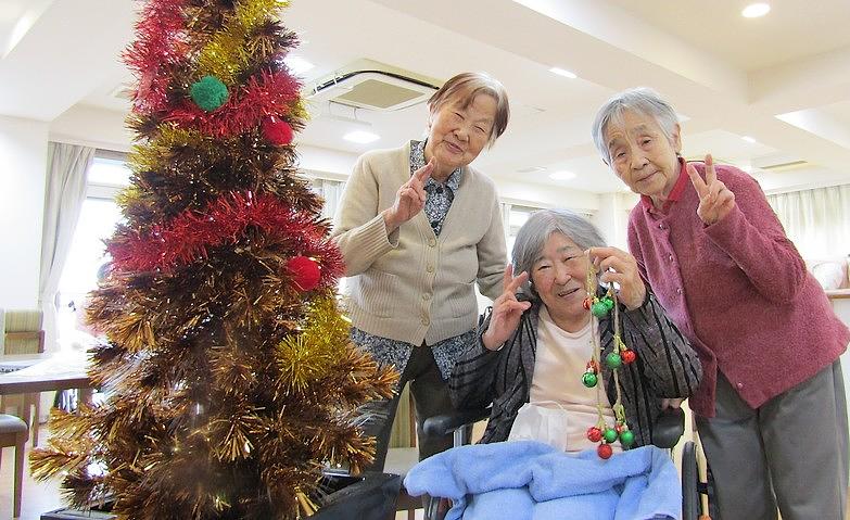 クリスマスツリーの飾りつけを行いました！			