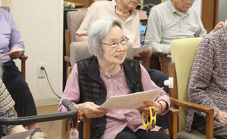ウクレレの音色に合わせて楽しい合唱