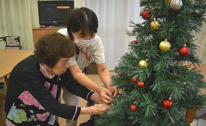 クリスマスツリーの飾りつけ