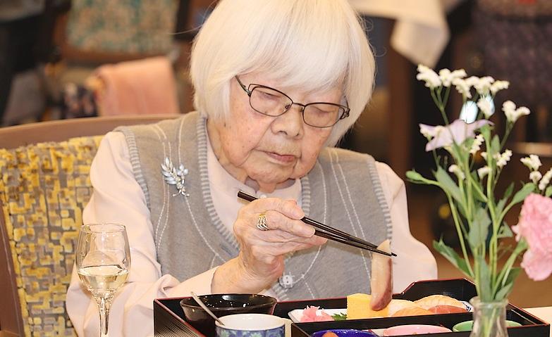 お花に囲まれて味わう「移動レストラン」