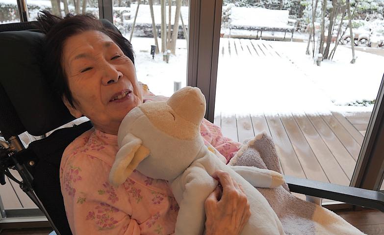 雪の中庭を眺めて