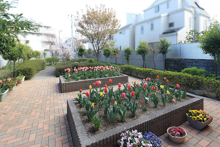 1F 中庭（遊歩道）