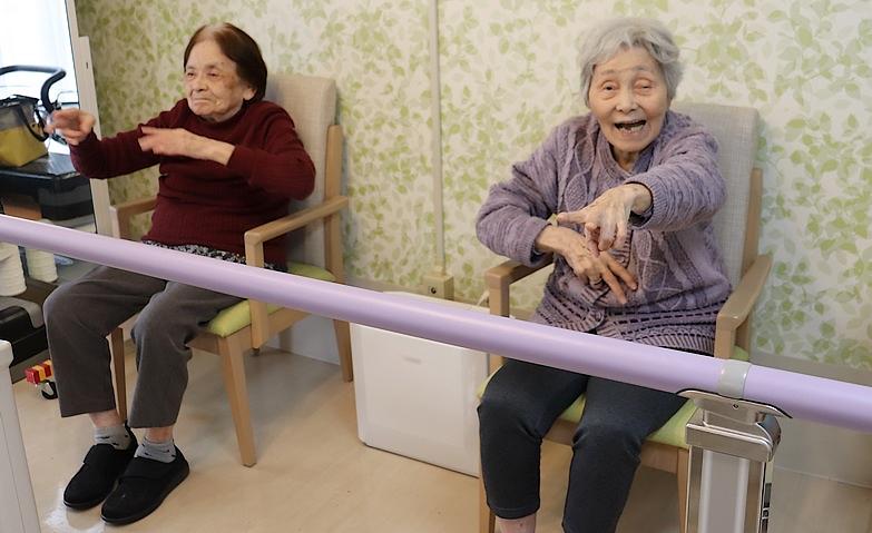 「手を前に出して、いち、に！」