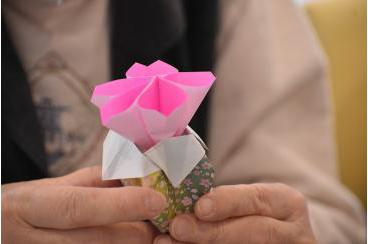 折り紙で一輪挿し作り グランダ西荻窪のホームブログ ベネッセスタイルケア