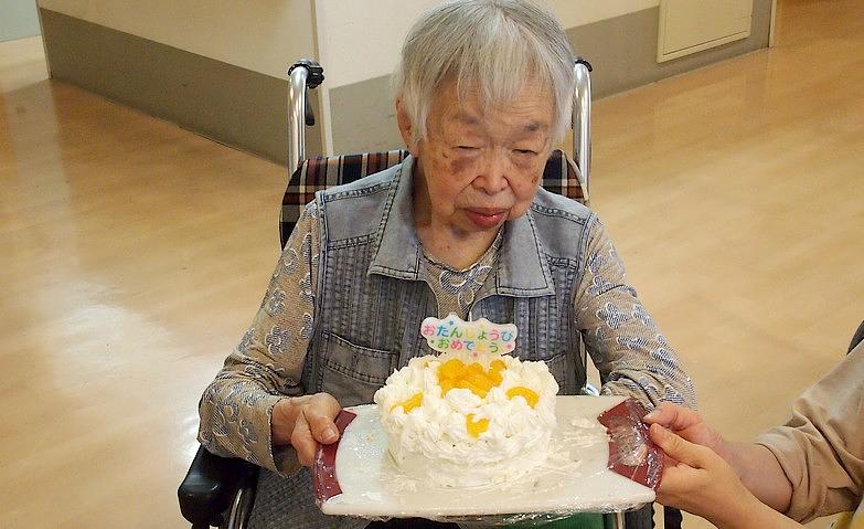 お誕生日に心のこもったケーキを		