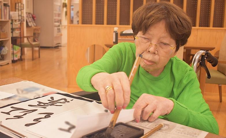 真剣な揮毫（きごう）姿をご覧ください