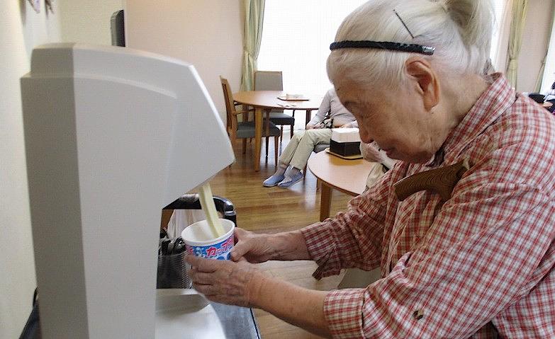 自分で作るソフトクリームに笑顔いっぱい
