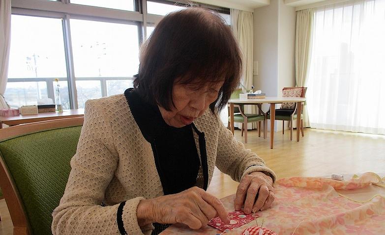 得意のお裁縫でエプロンを修繕